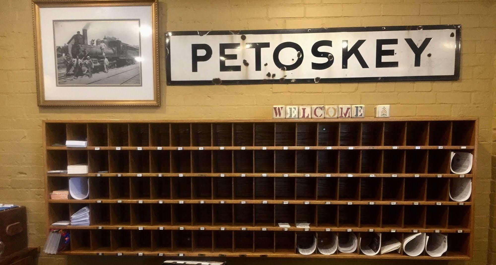 Perry Hotel Петоскі Екстер'єр фото